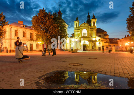 Iwano-frankiwsk: Precarpathian Art Museum (ehemalige Pfarrkirche Jungfrau Maria), Sheptytsky Platz, Iwano-frankiwsk Oblast, Ukraine Stockfoto