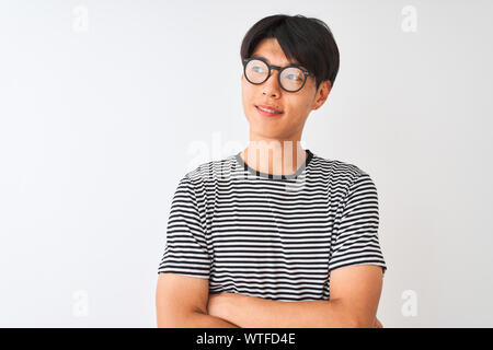 Chinesischer Mann mit Brille und Marine gestreiftes T-Shirt stehend über isoliert weißer Hintergrund lächelnd auf die Seite und starrte weg denken. Stockfoto