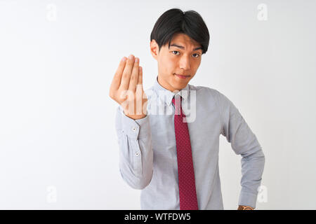 Chinesischen Geschäftsmann tragen elegante Krawatte stehend über isoliert weißer Hintergrund, Italienische Geste mit der Hand und den Fingern zuversichtlich Ausdruck Stockfoto