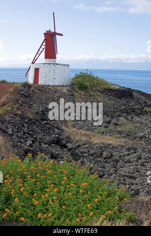 Windmühle bei Cais das Manadas Insel Sao Jorge Azoren Portugal Stockfoto