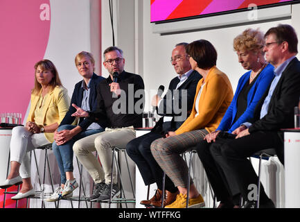 11. September 2019, Thüringen, Erfurt: Petra Köpping (L-R), Christina Kampmann und Michael Roth, Saskia Esken und Norbert Walter-Borjans sowie Gesine Schwan und Ralf Stegner, Kandidaten für den SPD-Vorsitz stellen sich die Thüringer SPD-Mitglieder in einer regionalen Konferenz. Am 23 Termine der Kandidaten für den Parteivorsitz sind sich die SPD-Mitglieder quer durch die Republik zu präsentieren. Foto: Martin Schutt/dpa-Zentralbild/dpa Stockfoto