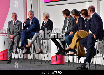 11. September 2019, Thüringen, Erfurt: Karl-Heinz Brunner (L-R), Dierk Hirschel und Hilde Mattheis, Karl Lauterbach und Nina Scheer sowie Klara Geywitz und Olaf Scholz, die Kandidaten für den SPD-Vorsitz, sich selbst in die Thüringer SPD-Mitglieder, die in einer regionalen Konferenz. Am 23 Termine der Kandidaten für den Parteivorsitz sind sich die SPD-Mitglieder quer durch die Republik zu präsentieren. Foto: Martin Schutt/dpa-Zentralbild/dpa Stockfoto