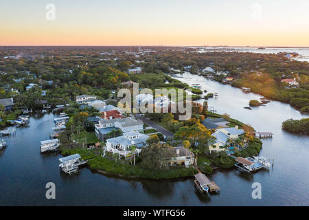 Aus der Vogelperspektive auf Kanäle, Häuser am Wasser und Mangroveninseln entlang der Palm Harbor Küste in Florida. Stockfoto