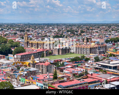 San Andrés Cholula, Mexiko, 30. September 2018 - Hohe Betrachtungswinkel und der schönen Kloster San Gabriel und San Pedro Cholula an einem sonnigen Tag und an bewölkten Himmel. Stockfoto