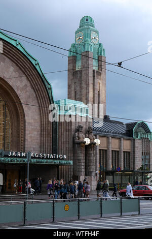 Hauptbahnhof Uhrturm mit schweren Wolken im Hintergrund in Helsinki, Finnland Stockfoto