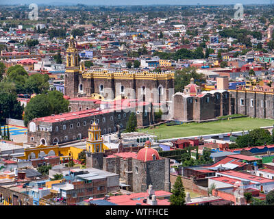 San Andrés Cholula, Mexiko, 30. September 2018 - Hohe Betrachtungswinkel und der schönen Kloster San Gabriel und San Pedro Cholula am sonnigen Tag. Stockfoto