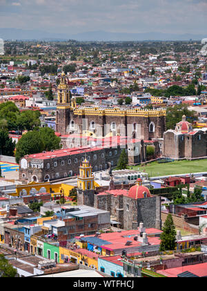 San Andrés Cholula, Mexiko, 30. September 2018 - Hohe Betrachtungswinkel von San Pedro Cholula City und San Gabriel Kloster an einem sonnigen Tag und an bewölkten Himmel, Puebla, Mexiko. Stockfoto