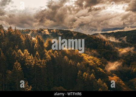 Gewitterwolke und Nebel im Herbst Stockfoto