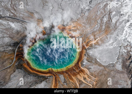 Luftaufnahme von Grand Prismatic Spring im Yellowstone. Stockfoto