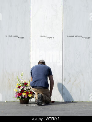 Pittsburgh, USA. 11 Sep, 2019. Ein Familienmitglied kniet an der Mauer der Namen im Flug 93 National Memorial auf dem 18. Einhaltung der Terroranschlag und Absturz von Flug 93 in der Nähe von Shanksville in Pennsylvania am Mittwoch, September 11, 2019. Foto von Archie Tischler/UPI Quelle: UPI/Alamy leben Nachrichten Stockfoto