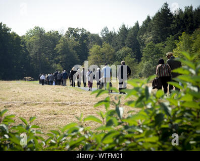 Pittsburgh, USA. 11 Sep, 2019. Familie Mitglieder Wanderungen zu den Boulder, die die Absturzstelle von United Airlines Flug 93 auf dem 18. Einhaltung der Terroranschlag auf den Flug 93 National Memorial in der Nähe von Shanksville in Pennsylvania am Mittwoch, September 11, 2019. Foto von Archie Tischler/UPI Quelle: UPI/Alamy leben Nachrichten Stockfoto