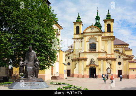 Iwano-frankiwsk: Precarpathian Art Museum (ehemalige Pfarrkirche Jungfrau Maria), Sheptytsky Square, einem Monument von Metropolit Andrej Scheptitzkom in, Stockfoto