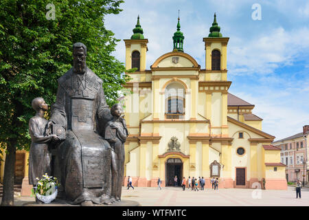 Iwano-frankiwsk: Precarpathian Art Museum (ehemalige Pfarrkirche Jungfrau Maria), Sheptytsky Square, einem Monument von Metropolit Andrej Scheptitzkom in, Stockfoto