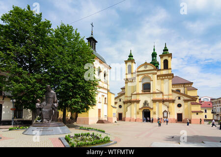 Iwano-frankiwsk: Stiftskirche (links), Precarpathian Art Museum (ehemalige Pfarrkirche Jungfrau Maria), Sheptytsky Platz, Oblast Iwano-frankiwsk, Ukr Stockfoto