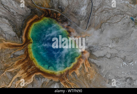Luftaufnahme von Grand Prismatic Spring im Yellowstone. Stockfoto