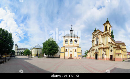 Iwano-frankiwsk: Stiftskirche (links), Precarpathian Art Museum (ehemalige Pfarrkirche Jungfrau Maria), Sheptytsky Platz, Oblast Iwano-frankiwsk, Ukr Stockfoto