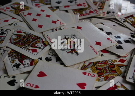 Die Karten liegen mit der ausgewählten Karte oben als Joker Lady schwarz rot Stockfoto