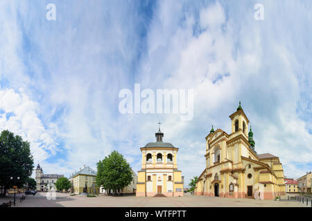 Iwano-frankiwsk: Stiftskirche (links), Precarpathian Art Museum (ehemalige Pfarrkirche Jungfrau Maria), Sheptytsky Platz, Oblast Iwano-frankiwsk, Ukr Stockfoto