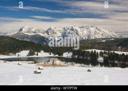 Panoramablick auf die Landschaft mit Gebirge und See im Winter Stockfoto