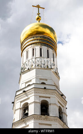 Glockenturm "Iwan der Große im Moskauer Kreml gegen den bewölkten Himmel Stockfoto