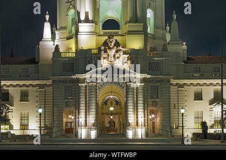 Pasadena City Hall im Los Angeles County. Nahaufnahme des östlichen Eingangs, in der Abenddämmerung gezeigt. Stockfoto