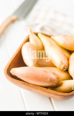 Die goldenen Schalotten Zwiebel. Frische Birnen in Schüssel auf weißer Tisch. Stockfoto