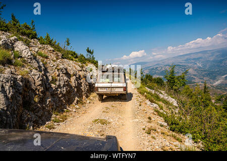 Fushe Lure, Albanien - Juli 25., 2019. Vintage off road Auto auf unbefestigte Straße in Nationalpark gehen, Lure, Albanien Stockfoto