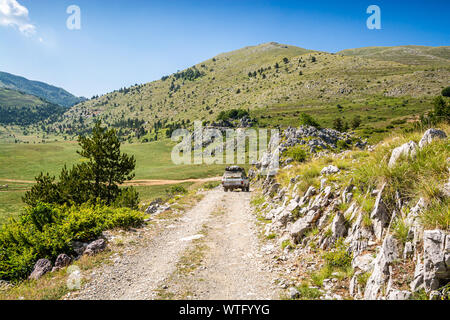 Fushe Lure, Albanien - Juli 25., 2019. Vintage off road Auto auf unbefestigte Straße in Nationalpark gehen, Lure, Albanien Stockfoto