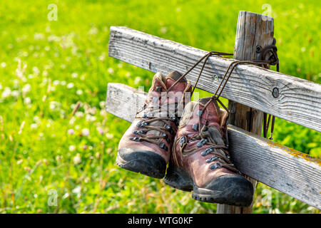 Wanderschuhe nach Tour zu Fuß Stockfoto