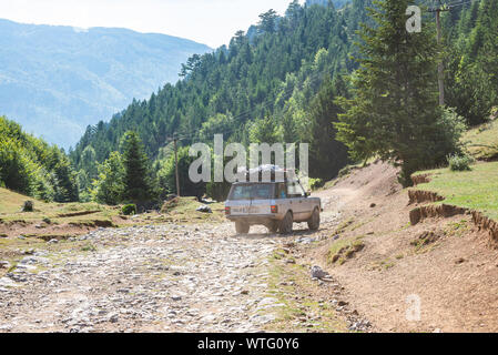 Fushe Lure, Albanien - Juli 25., 2019. Vintage off road Auto auf unbefestigte Straße in Nationalpark gehen, Lure, Albanien Stockfoto