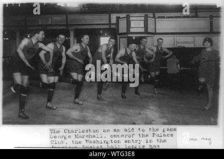 Miss Vivian Marinelli, Lektion im Tanzen die Charleston zu Basketball Spieler von Washington, D.C. Palace Club: Jones, Conway, schäbig, Saunders, Kearns, Glascoe, und Manager Kennedy Stockfoto