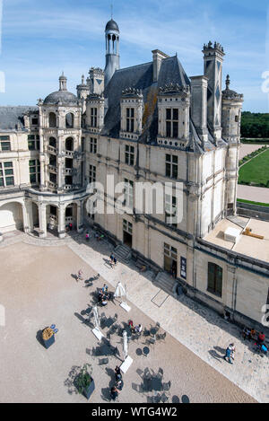 Innenseite des Chamborb Schloss mit externen Treppe Stockfoto