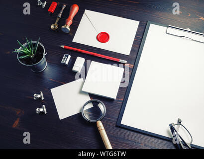 Leere Schreibwaren auf hölzernen Hintergrund gesetzt. ID-Vorlage. Mock-up für das Branding Identität für Designer. Stockfoto