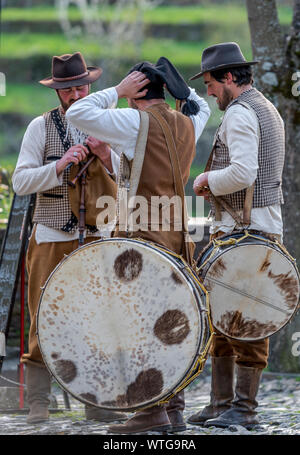 Folkloregruppe auf dem zentralen Platz im abgelegenen Schieferdorf Piodao, Portugal Stockfoto