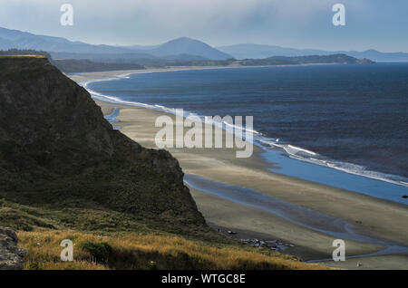 Der Strand von Cape Blanco State Park, umgeben von Felsen und Meer stapeln gefüttert, erstreckt sich von Cape Blanco zu Port Orford. Stockfoto