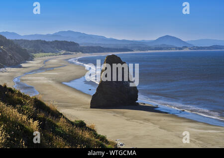 Der Strand von Cape Blanco State Park, umgeben von Felsen und Meer stapeln gefüttert, erstreckt sich von Cape Blanco zu Port Orford. Stockfoto