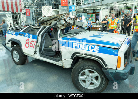 New York, NY - 11. September 2019: Beschädigte NYPD Car auf dem Display während 9/11 Memorial Ride bei Jacob Javits Center Stockfoto