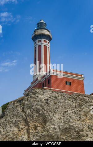 Insel Capri, Italien - AUGUST 2019: die Punta Carena Leuchtturm steht auf einer Klippe an der Küste von der Insel Capri. Stockfoto