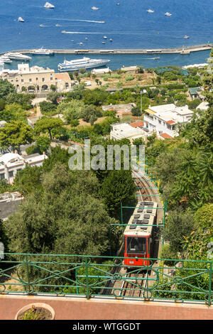 Insel Capri, Italien - AUGUST 2019: Zug auf der Standseilbahn auf der Insel Capri Ansatz der Stadt von Capri. Stockfoto