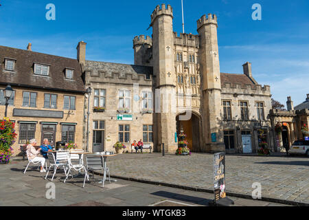 Eingang zum Palast des Bischofs auf dem Marktplatz in der berühmten Kathedrale von Wells, Somerset, England, Großbritannien Stockfoto