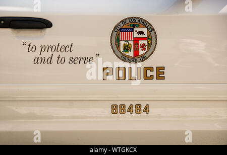 LOS ANGELES, Kalifornien, USA - MÄRZ 2009: Abzeichen der LAPD auf der Seite von einem Polizeiauto in Los Angeles Stockfoto