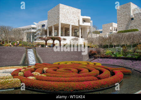 LOS ANGELES, Kalifornien - Mai 2009: Robert Irwin's Central Garden am Getty Center mit den Gebäuden der Getty Museum im Hintergrund Stockfoto