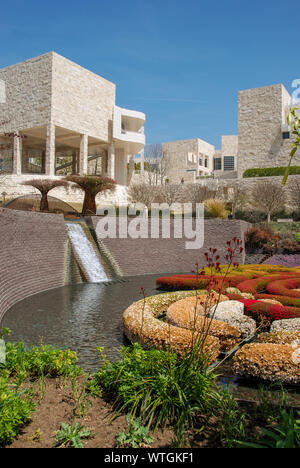 LOS ANGELES, Kalifornien - Mai 2009: Robert Irwin's Central Garden am Getty Center mit den Gebäuden der Getty Museum im Hintergrund Stockfoto