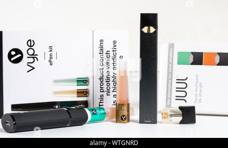 Juul Labs vaping e-Zigarette mit Nikotin pod und Vype vape oder ePen kit Stockfoto