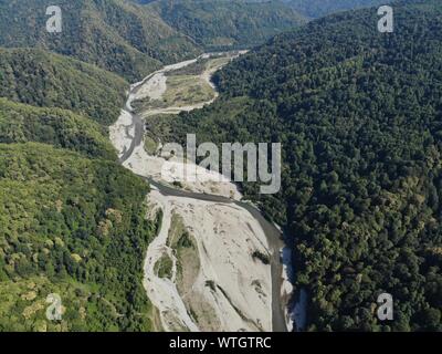 Luftaufnahme schlängelt sich der Fluss. Fliegen über den schönen Fluss und Berg, sonnigen Tag. Antenne drone schoß, Landschaft Panorama. Stockfoto