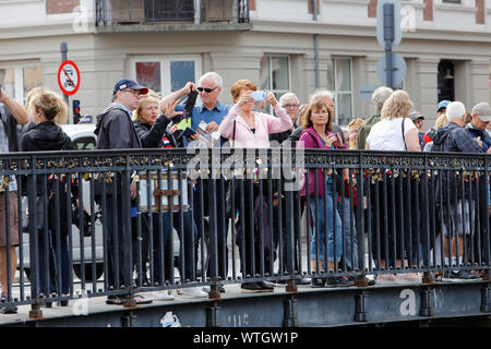 Kopenhagen, Dänemark - 4 September, 2019: Touristen auf dem Nyhavn Brücke. Stockfoto