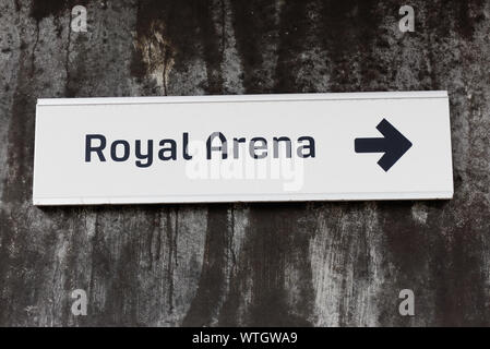 Kopenhagen, Dänemark - 4 September, 2019: direktionale Zeichen an der Orestad Metr Station an das Royal Arena entfernt. Stockfoto