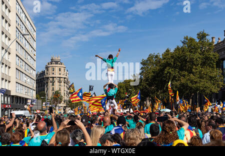 Junge Menschen während einer 'Castellers' Leistung, ein traditioneller Sport auf die Schaffung menschlichen Türme. Städtischer Abgeordneter Protest während der Katalanischen Nationalfeiertag Stockfoto