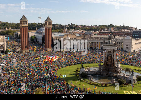 Luftaufnahme des Katalanischen städtischer Abgeordneter für die Rallye an der Plaça Espanya. La Iada, katalanischen Nationalfeiertag. Barcelona, Katalonien/Spanien - 11. September 2019 Stockfoto