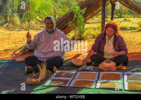 Der Kings Creek Station, Northern Territory, Australien - 21 Aug, 2019: australische Ureinwohner zeigen Bush Samen während Karrke Aboriginal Cultural gesammelt Stockfoto